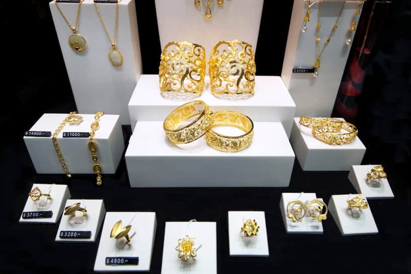 plusieurs présentoirs à bijoux en or