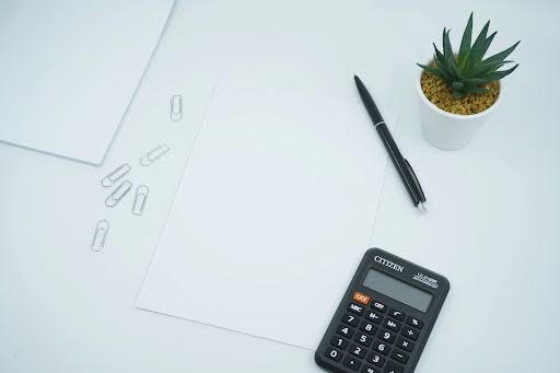 un stylo, une calculatrice et une feuille